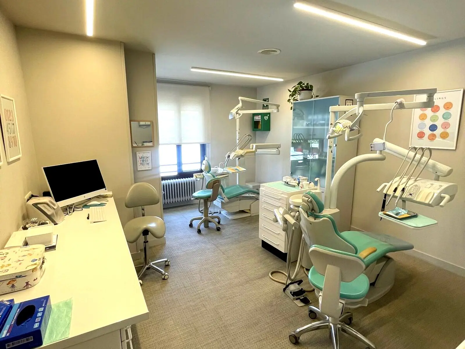 Gabinete de tratamiento infantil con sillón dental