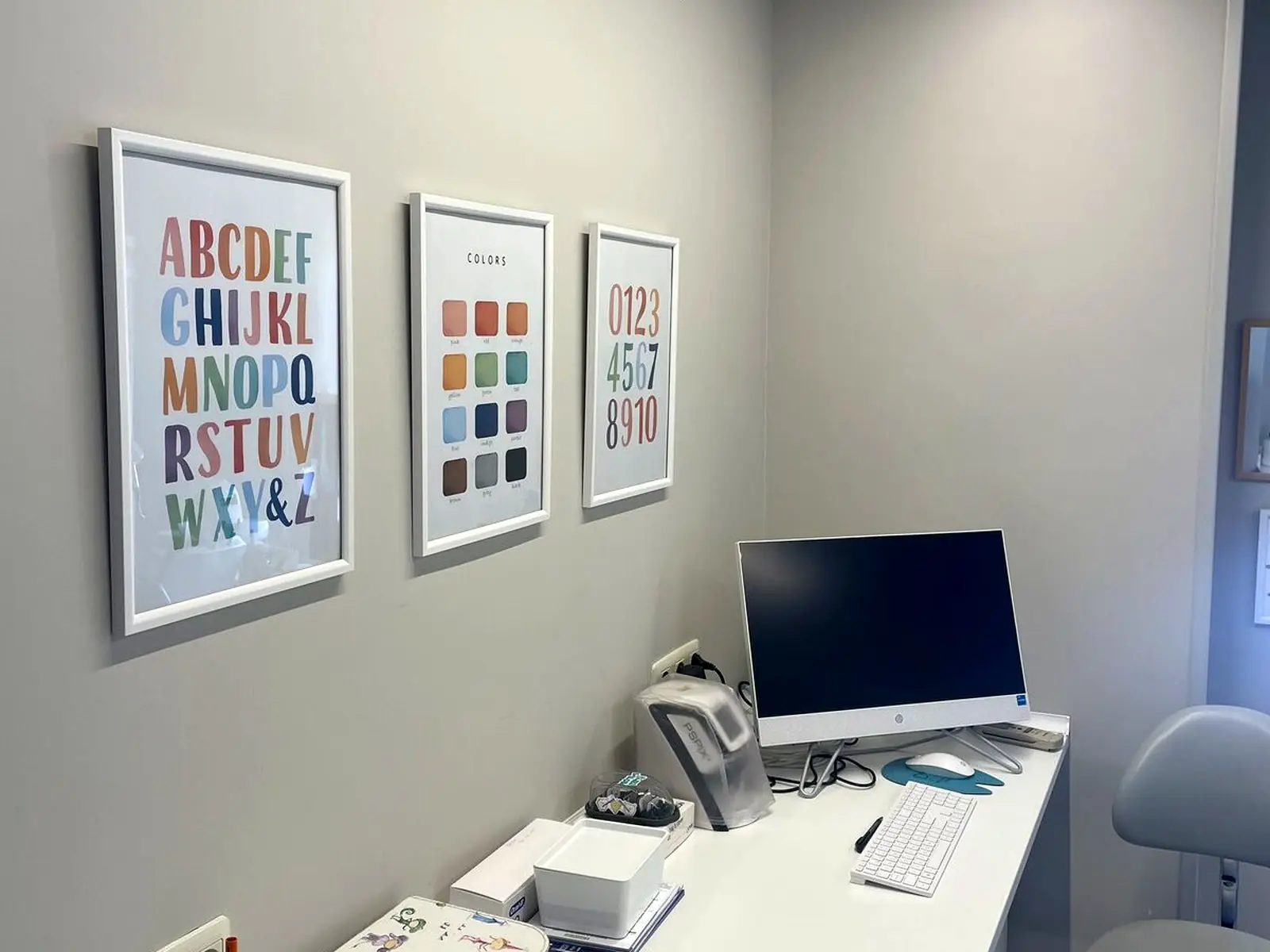 Detalle del equipamiento de la consulta de odontopediatría