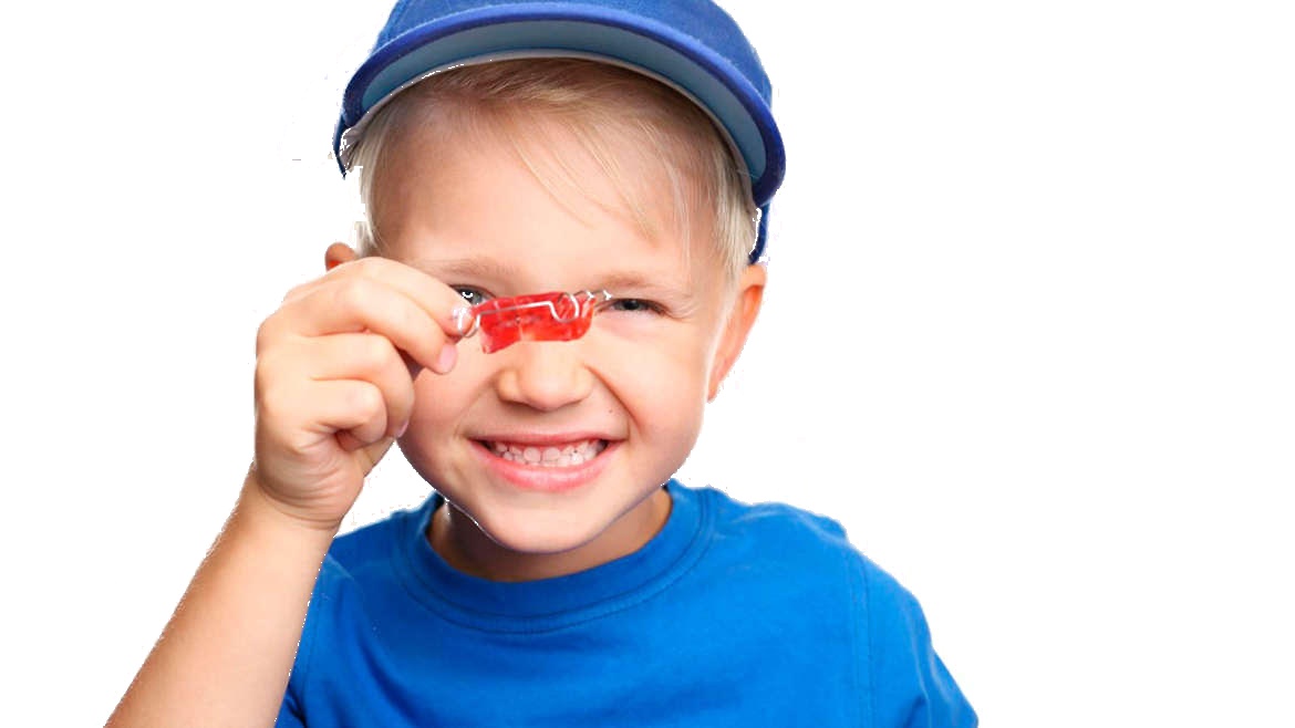 Niño mostrando aparatología funcional