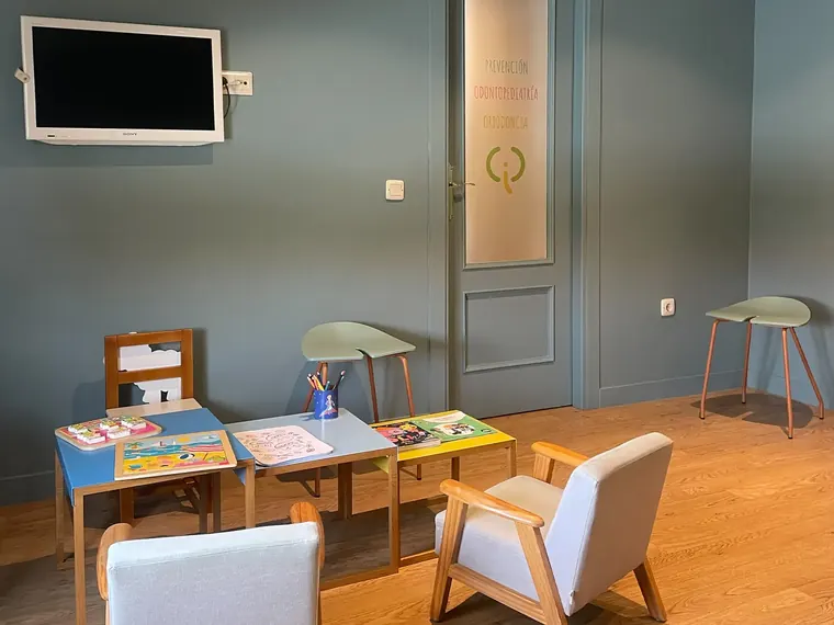 Zona de juegos para niños en la sala de espera de la clínica dental infantil